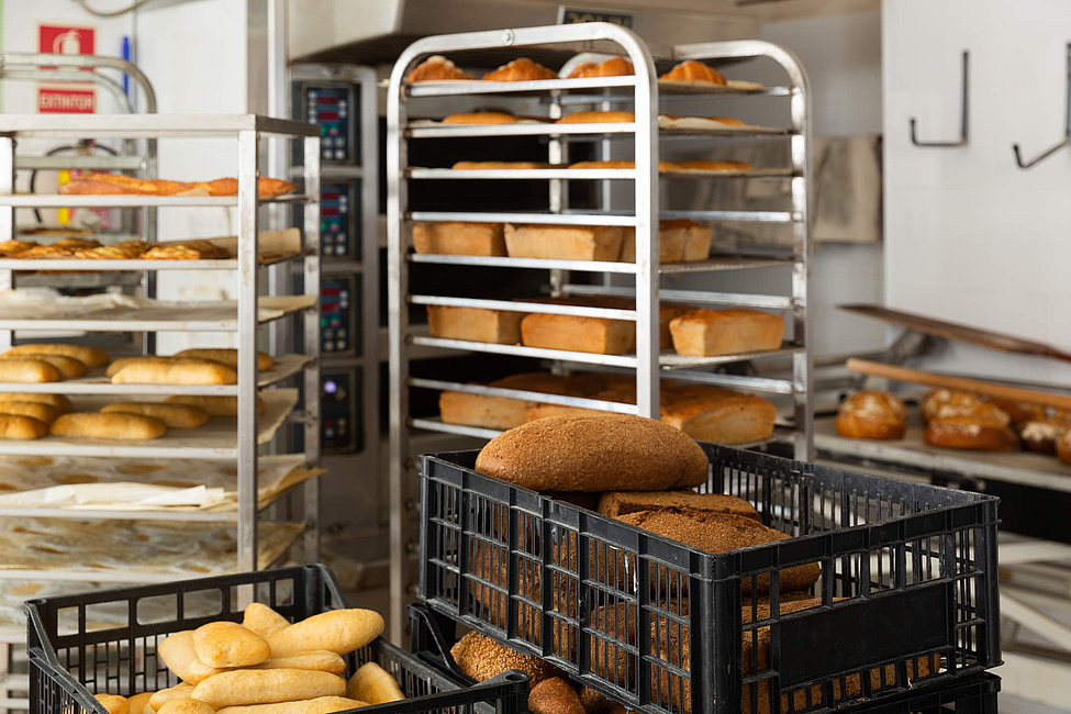 Stikkenwagen und Körbe in einer Bäckerei