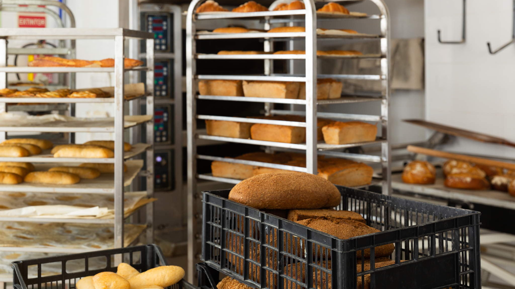 Stikkenwagen und Körbe in einer Bäckerei